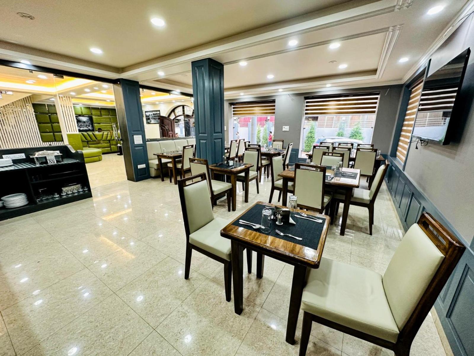 Srinagar Group Of Hotels ภายนอก รูปภาพ